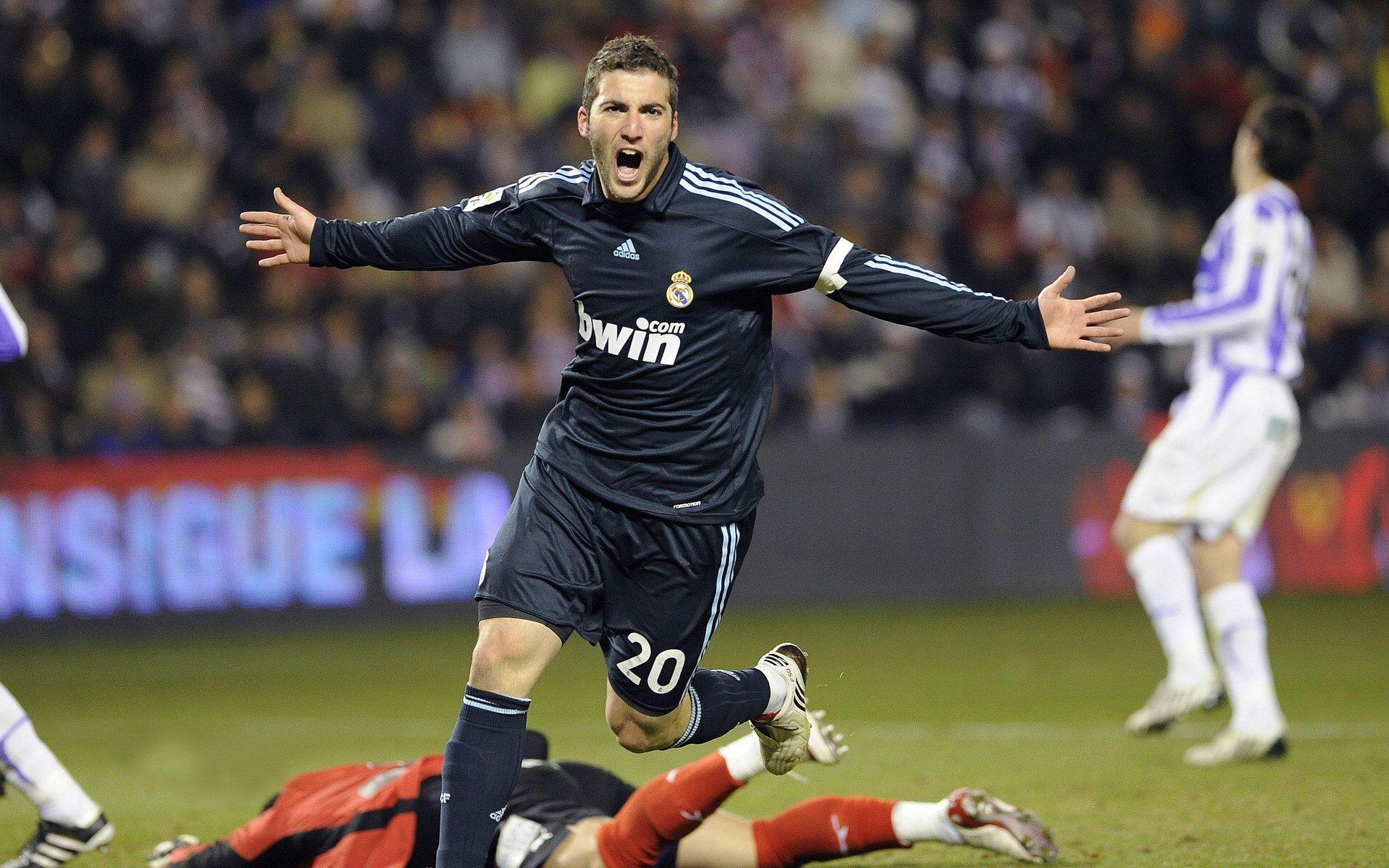 德甲联赛激战正酣，拜仁慕尼黑紧追勒沃库森，争冠悬念再起