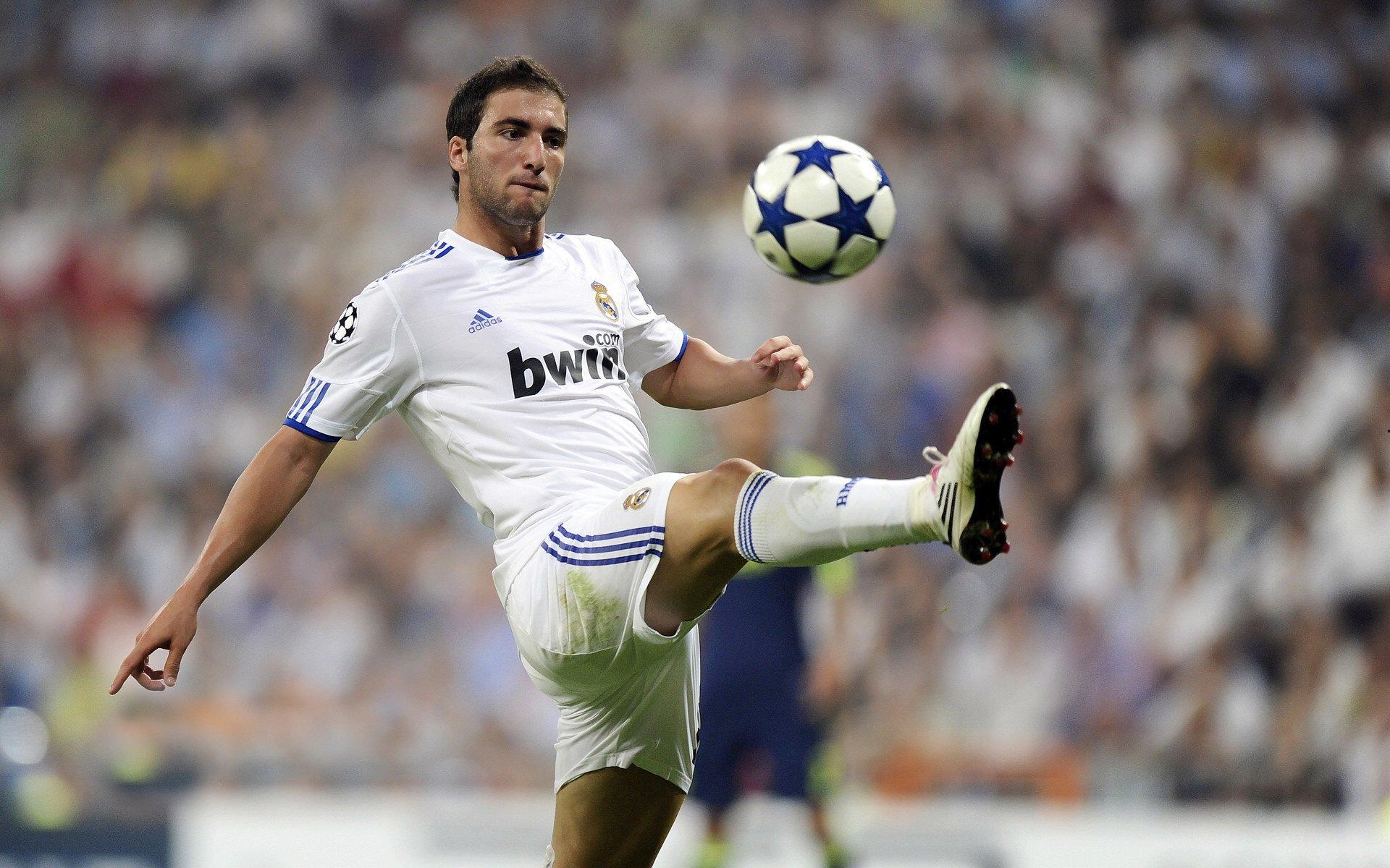 齐沃力挺新星，比塞克胜任拖后中卫关键位，强调态度与比赛方式重于数据