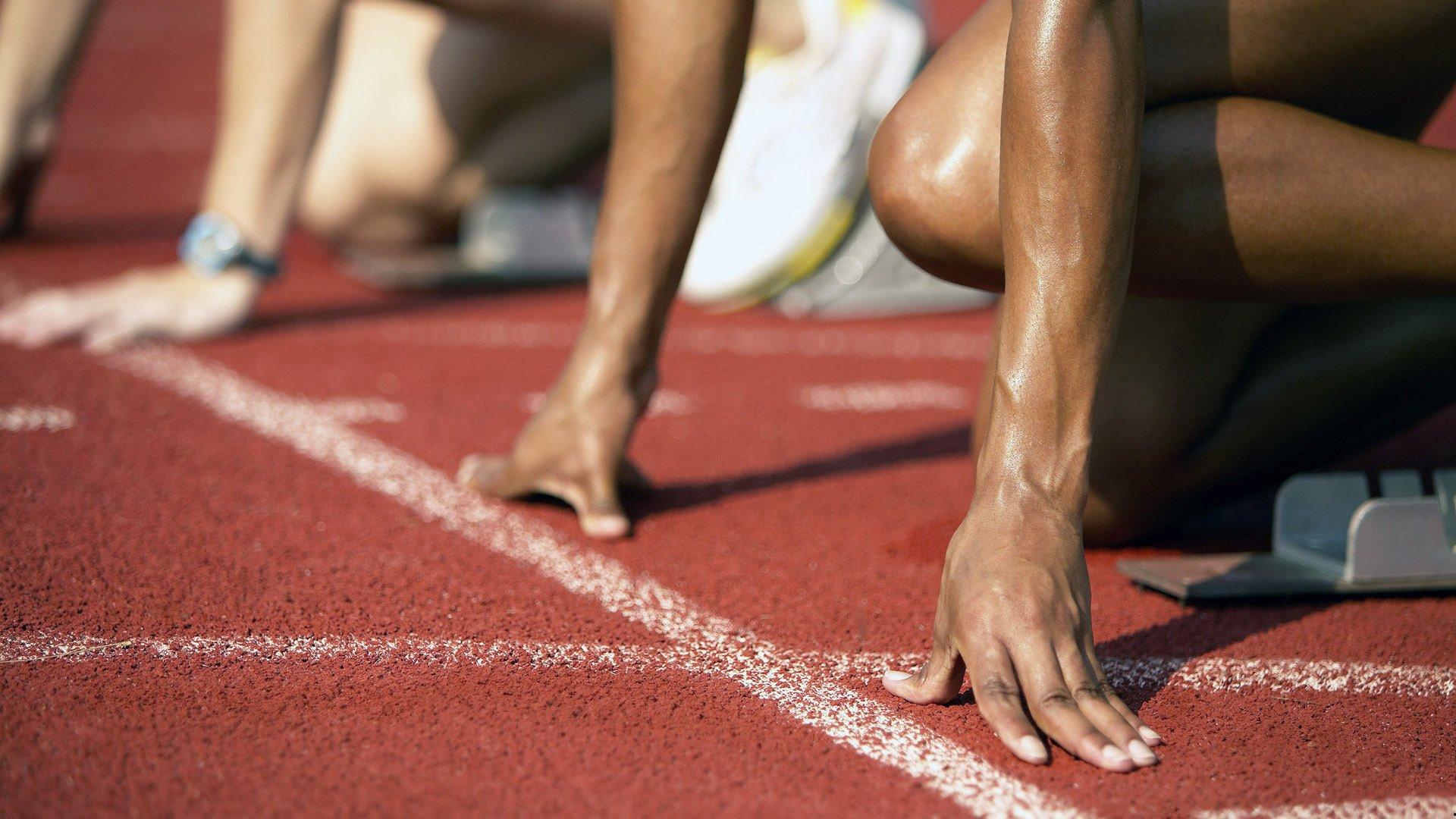 篮球明星暖心助阵高考季 阿联签名鼓劲大唐菜刀削笔引热议